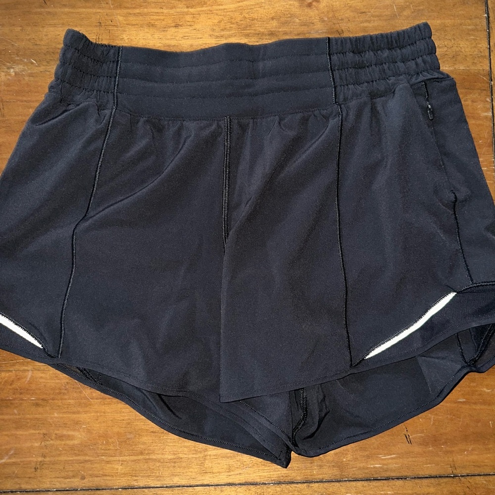 Lululemon - Hotty Hot HR 4inch Shorts - Black - Size 8